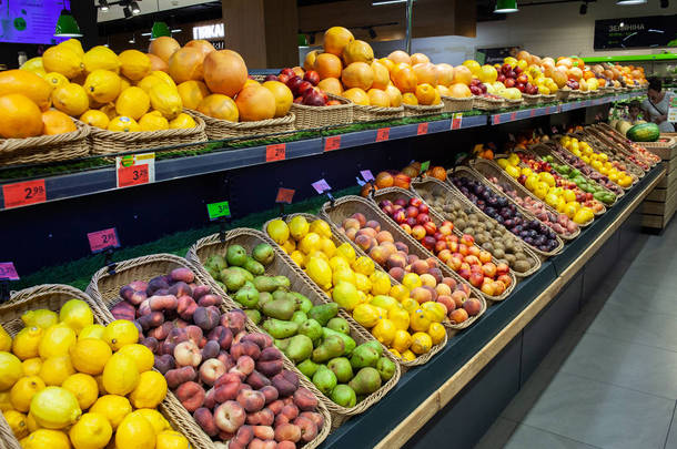 超市水果区。商店里货架上的各种水果.
