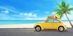 车顶上装有行李的汽车。海滩，海纳纳棕榈的背景。夏季旅游理念。复制旁边的空间.