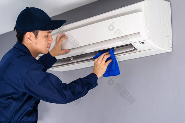 技术员维修用布清洗空调