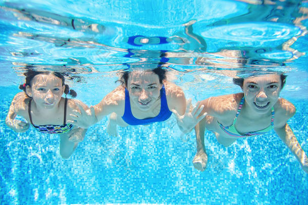 家庭游泳在游泳池水下，快乐活跃的母亲和<strong>孩子</strong>在水下的乐趣，健身和运动与<strong>孩子</strong>们在<strong>暑假</strong>度假