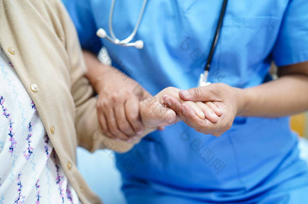 手持触摸手亚洲高级或老年老太太妇女<strong>患者关爱</strong>、关怀、帮助、鼓励与移情在护理医院病房: 健康强的医学概念