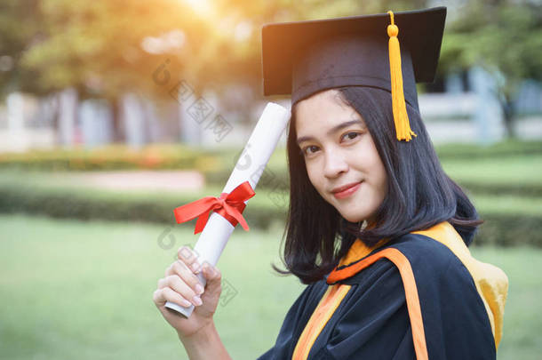 年轻的亚洲女大学毕业生在<strong>毕业典礼</strong>上获得大学学位证书后，与朋友一起欢庆和快乐。恭喜<strong>毕业典礼</strong>.