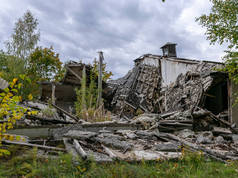 秋天的风景与拆除的建筑物，被摧毁的建筑，被五颜六色的树木包围