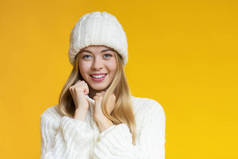 穿着白色针织冬季套装的漂亮而快乐的女孩的画像