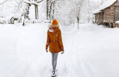 3.女孩子走回去过冬，外面雪白的村子里，外面下着雪，黄帽子飘扬