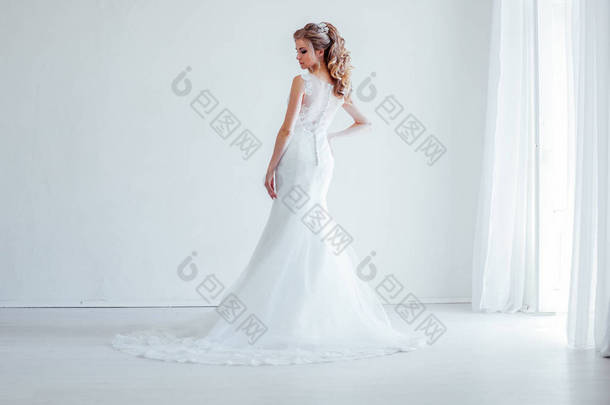 新娘婚纱白衣婚纱白衣