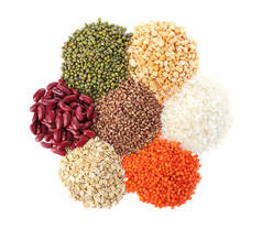 不同类型的豆类和谷类在白色背景，顶部视图。 有机谷物