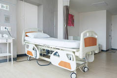 医院客房配有床铺和舒适的医疗设施