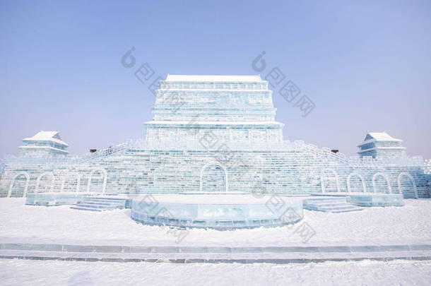 <strong>哈尔滨国际</strong>冰雪雕节是中国<strong>哈尔滨</strong>一年一度的冬季节。这是世界上最大的<strong>冰雪节</strong>.