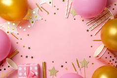 粉红背衬上有不同生日配饰的组合