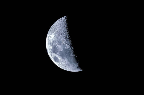 像从南半球看到的那样给新月形月亮上蜡.令人惊奇的是，月球粗糙的表面上布满了来自宇宙的陨石坑，使我们的卫星月球破碎，令人敬畏