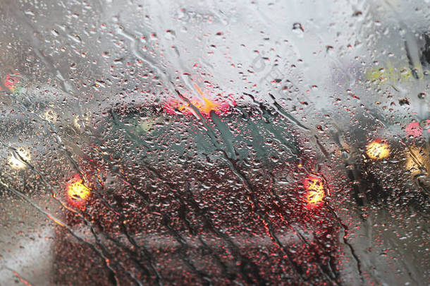 雨天和湿雪时从汽车挡风玻璃上看.开车环城时能见度低。雪路.