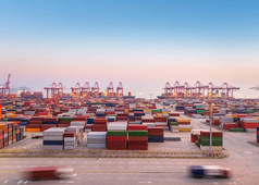 上海扬山港现代集装箱码头黄昏时分的物流和贸易背景