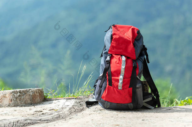 远足背包旅行装备在山上。项目包括旅行目的地远足和度假休闲。登山<strong>露营</strong>旅行<strong>户外</strong>旅行器材的平铺.