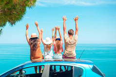 暑期汽车旅行和年轻家庭度假