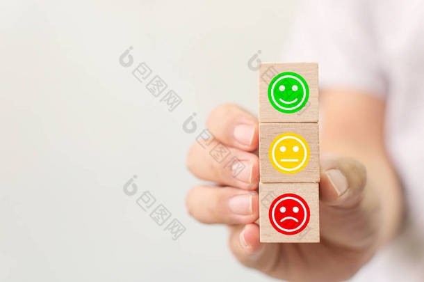 客户服务经验和业务满意度调查.手握木块立方体，面带感情