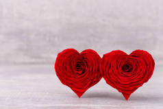 情人节背景为红玫瑰红心。绿卡.