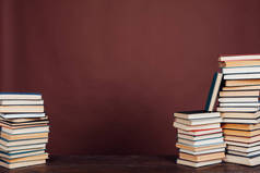 许多书堆在褐色背景的大学图书馆里学习