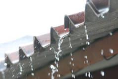 雨天从房顶排水.