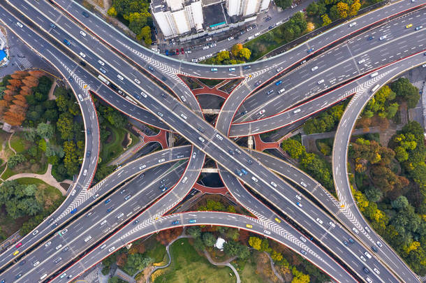 上海高架公路的空中景观与公路、桥梁、立交桥、上海高架桥、交通和基础设施建设的融合.