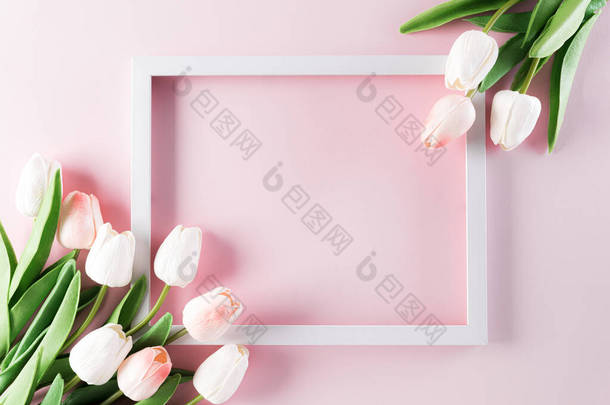 母亲节快乐，母亲节快乐，情人节快乐。画框和郁金香花平铺图案的背景.