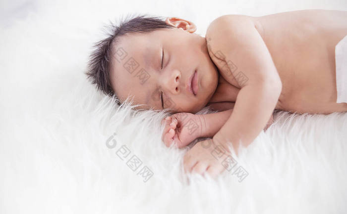 母亲和父亲手牵着新生婴儿的脚亚洲父母把婴