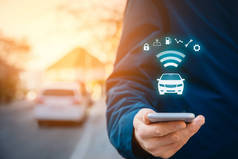 智能车辆应用于智能电话概念、智能车辆和智能车辆概念.街上有智能手机、车底有汽车、与汽车有无线通信的人.