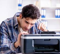 修理破损打印机传真机的五金修理工