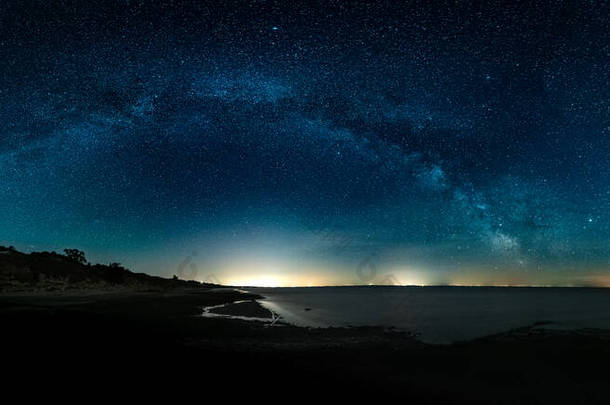 令人惊奇的全景《人类发展报告》银河在夜空中的景观