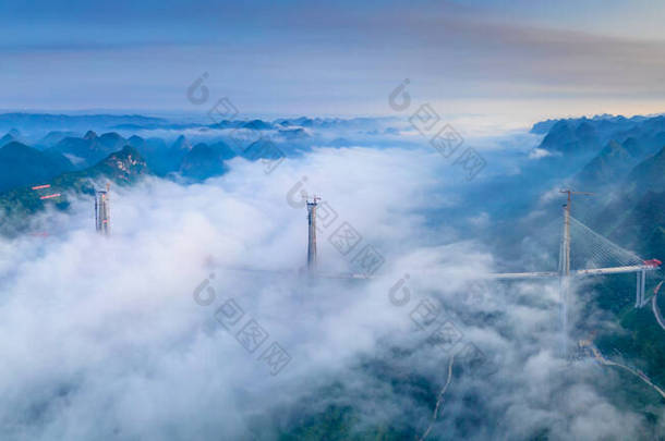 <strong>平塘</strong>大桥，贵州，中国，无人机，云海，目前是世界上最高的钢筋混凝土桥塔