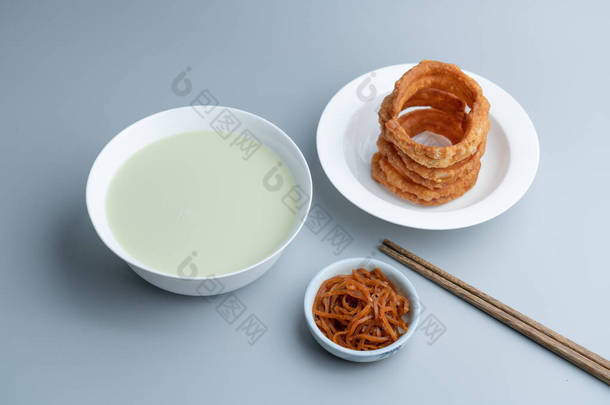 在中国古老的北京，传统的食物饺菜。老北京的特色菜饺泉.老北京特别好吃的豆浆.老北京特色菜
