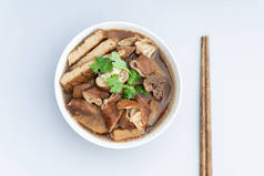 在北京，传统的中餐是火锅火锅。老北京的卢柱和。老北京小吃饼干和猪水在火上浇油.老北京的小吃和火锅煮的猪.
