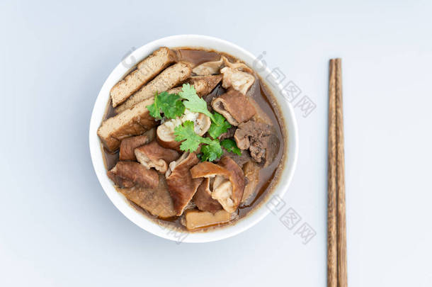 在北京，传统的中餐是火锅火锅。老北京的卢柱和。老北京小吃饼干和猪水在火上浇油.老北京的小吃和火锅煮的猪.