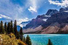 深深的弓湖被悬崖和冰川环绕着。秋天里刮风.加拿大的落基山脉活动、环境和摄影旅游的概念