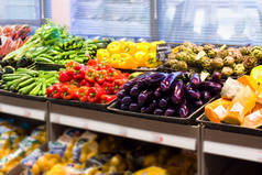 超市里新鲜蔬菜。健康食品、生物、素食、饮食的概念.