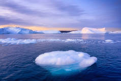 格陵兰Ilulissat冰川极地之夜的海洋