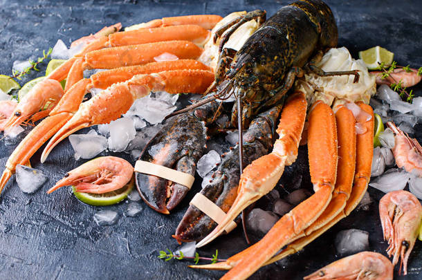 色泽<strong>深沉</strong>的鲜鱼和海鲜.带有香味香草、香料和蔬菜的鱼类、蛤蟆和虾仁-健康食品、饮食或烹调概念