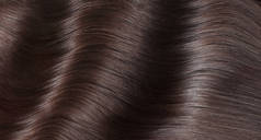 一簇发亮的直棕色卷曲型头发的特写镜头