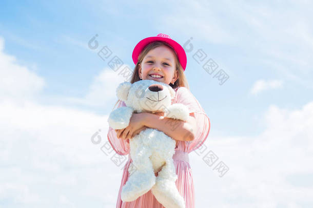 太兴奋了泰迪熊店<strong>儿童</strong>玩具商店。孩子们快乐的一天。童年的快乐带着礼物的快乐的小女孩。毛绒绒可爱的礼物。<strong>生日</strong>快乐。小女孩玩熊玩具