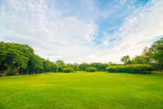 绿化公园草地蓝天作休憩用地