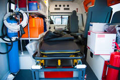 在一辆装有医疗设备的救护车里医药和保健
