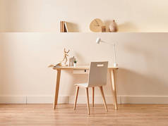 房间里的现代和新型装饰木桌和椅子的概念，黄色背景墙风格配饰书和灯.