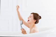 3.年轻女子在浴缸里洗澡唱歌