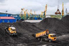 工作场所的煤山、港口起重机、推土机和倾卸卡车、建筑起重机、柴油设备