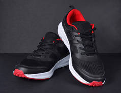 黑色运动鞋，底色为黑色，带有红色口音.