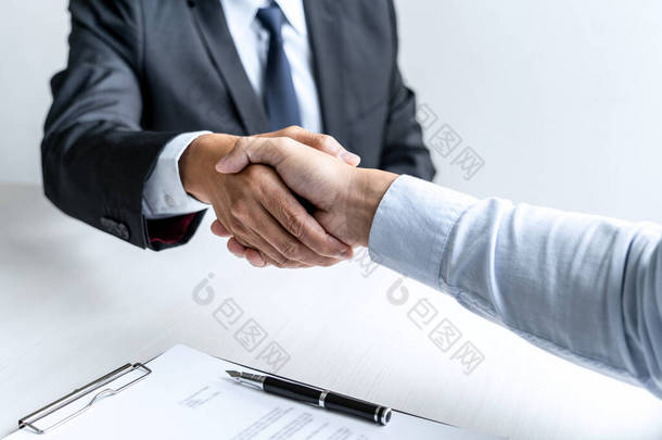 向新同事致意，面试时握手，面试后与面试者或雇主握手，以及就业和招聘的概念.
