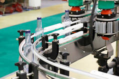 装配线振动输送的工程发展.在生产过程中震动传送机。技术.