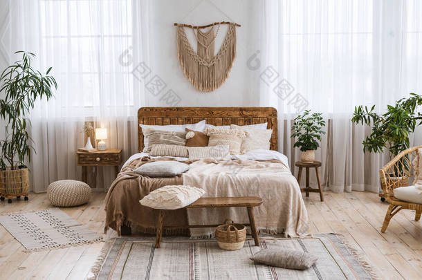 乡土家居设计与少数民族布荷族装饰。床与枕头，木制家具