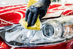 洗车时工人用海绵洗车