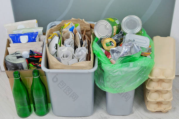 可回收垃圾：玻璃、塑料、纸张、纸板、准备回收的金属。需要回收的废物。循环利用和减少生态环境的垃圾.